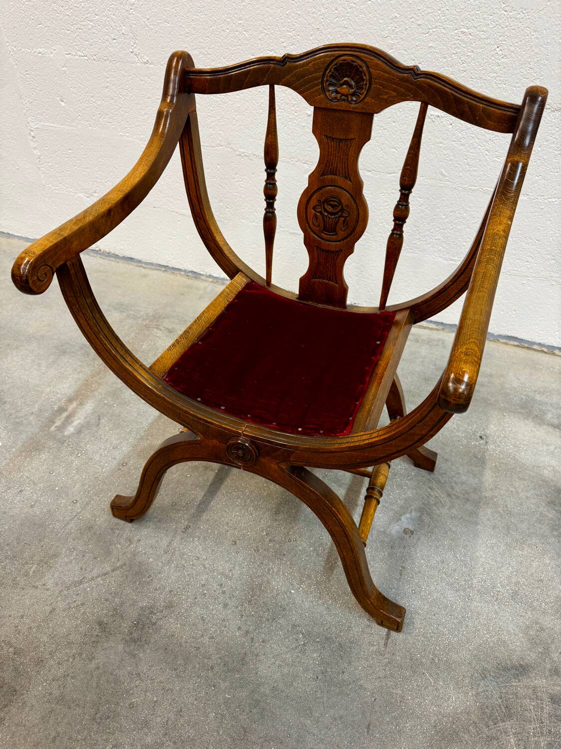 Dagobert armchair with red upholstery