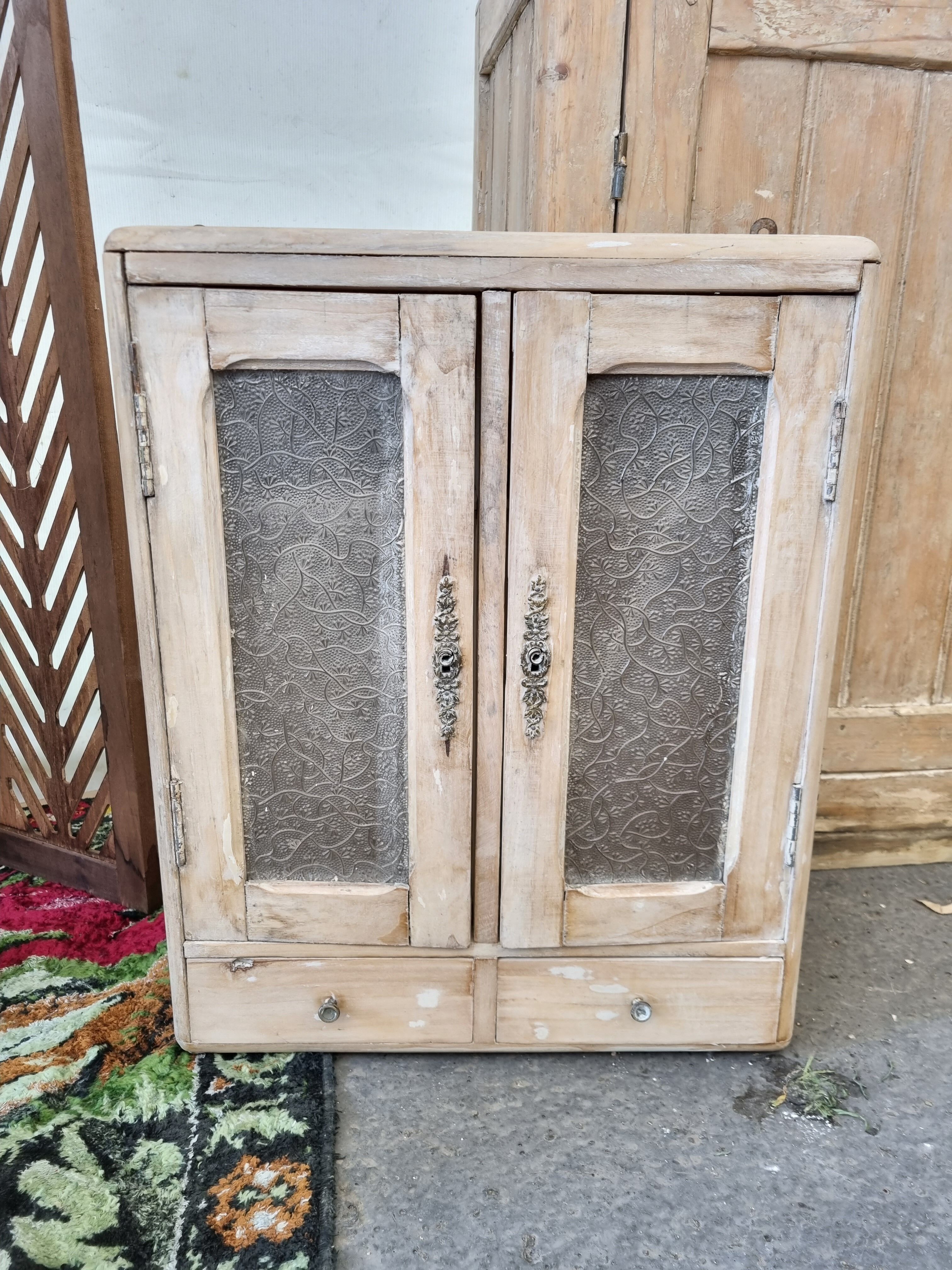 Armoire à pharmacie ou à épices