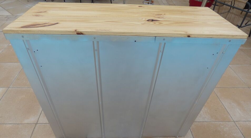 Meuble bas industriel en métal  passe partout avec dessus bois