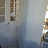 Armoire, penderie patinée gris perle finition cirée.