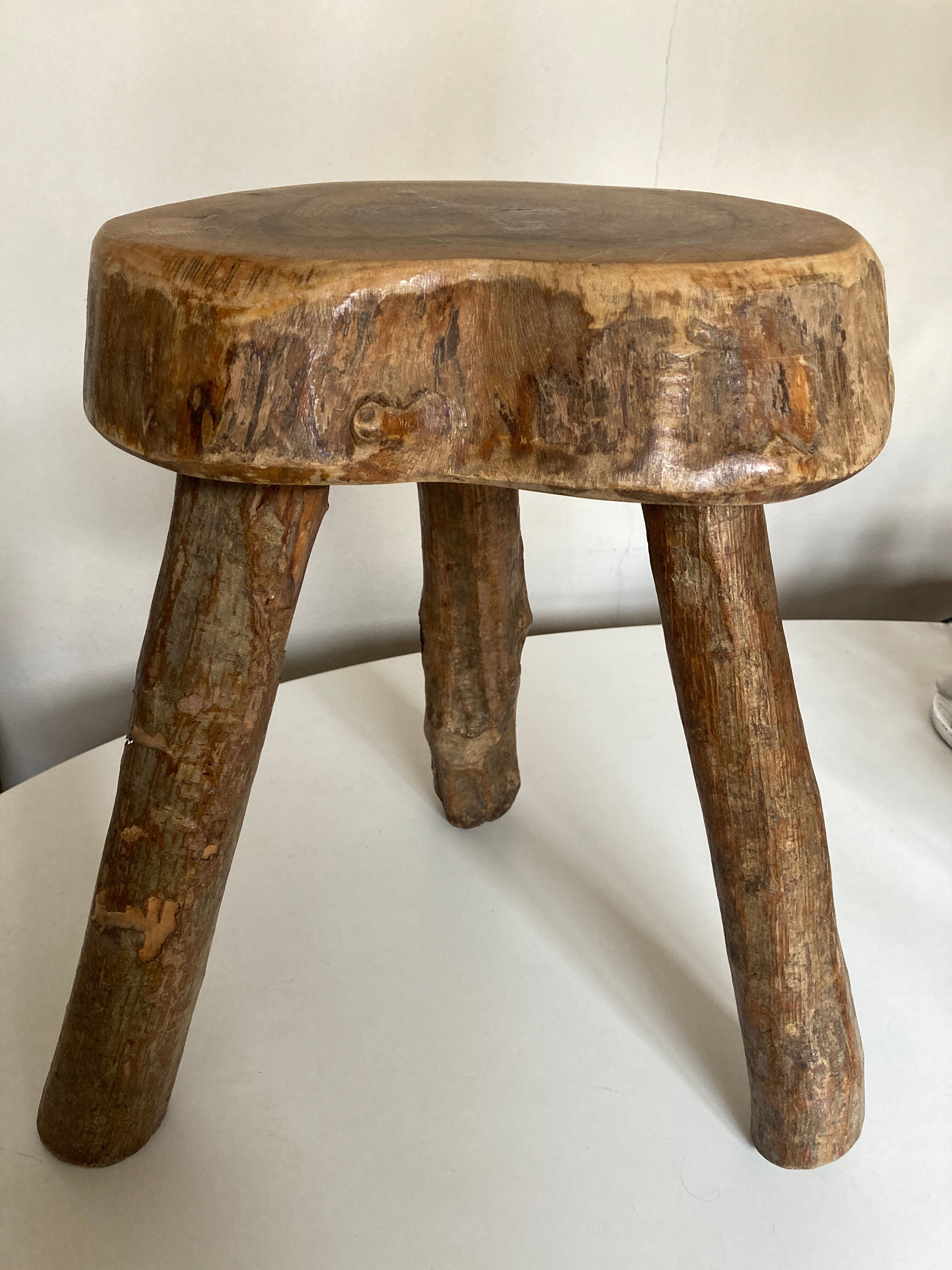 Tabouret de campagne en bois brut d'orme massif