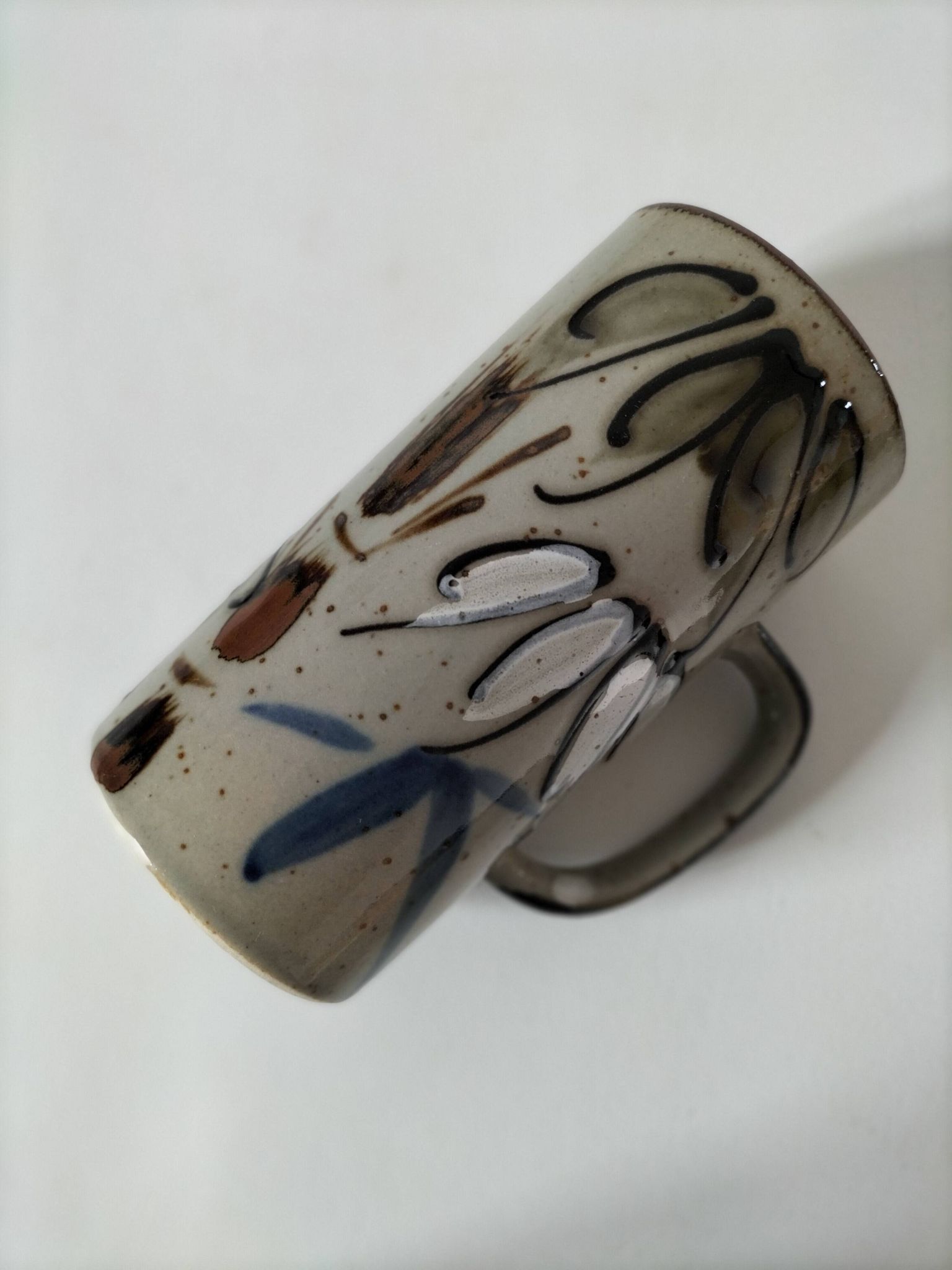 Mug en grès émaillé décor libre, travail de potier vintage