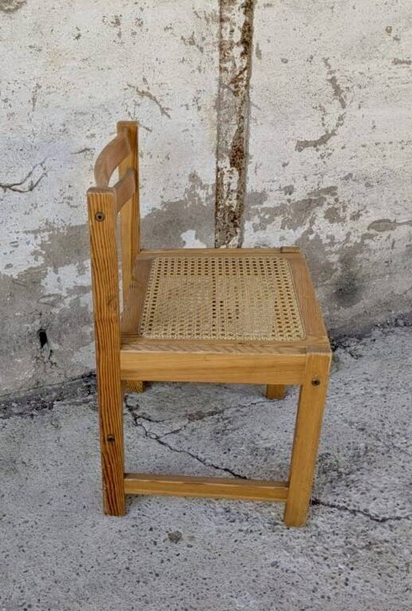 Série de 4 chaises vintage en pin assise cannage