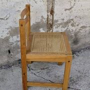 Série de 4 chaises vintage en pin assise cannage