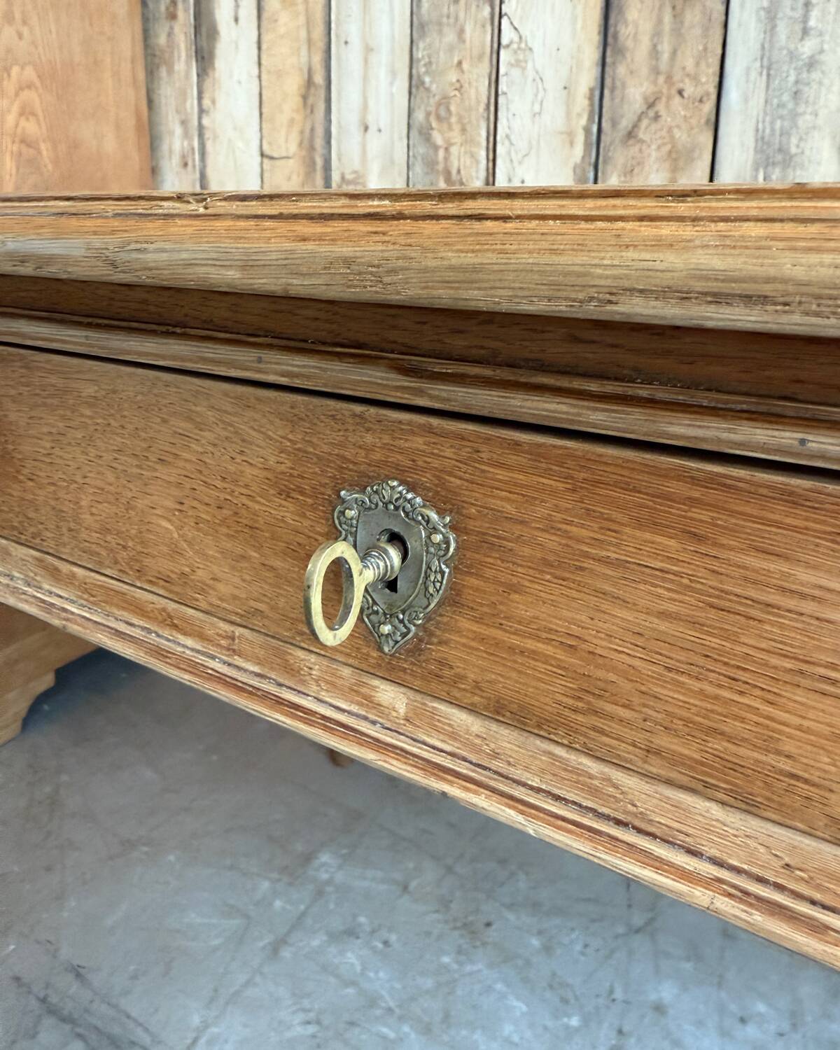 Large desk with turned legs in solid oak (renovated)