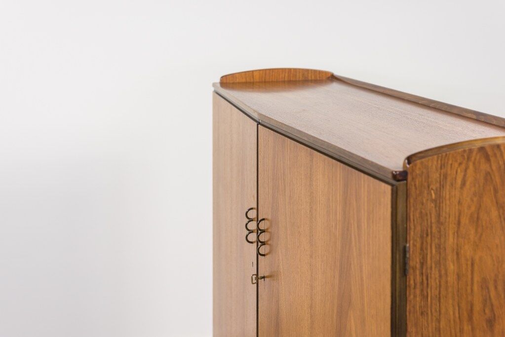Armoire sculpturale du milieu du siècle par Carl Axel Acking