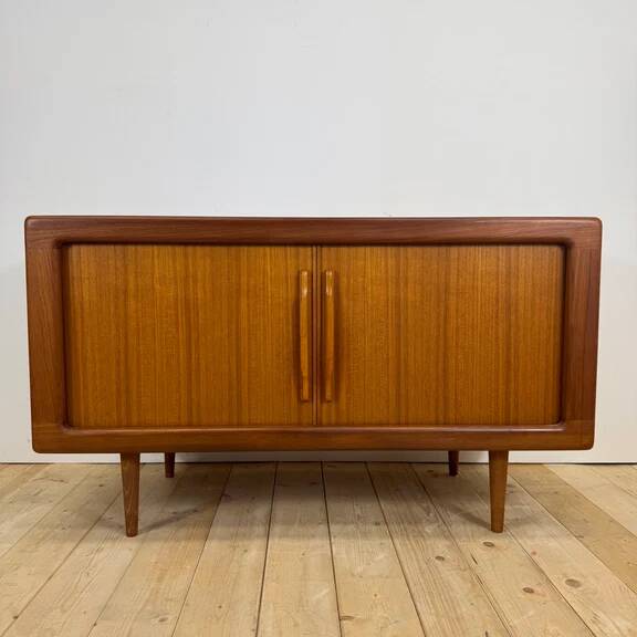 Buffet Dyrlund en teck avec portes escamotables, Danemark 1960