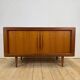Buffet Dyrlund en teck avec portes escamotables, Danemark 1960