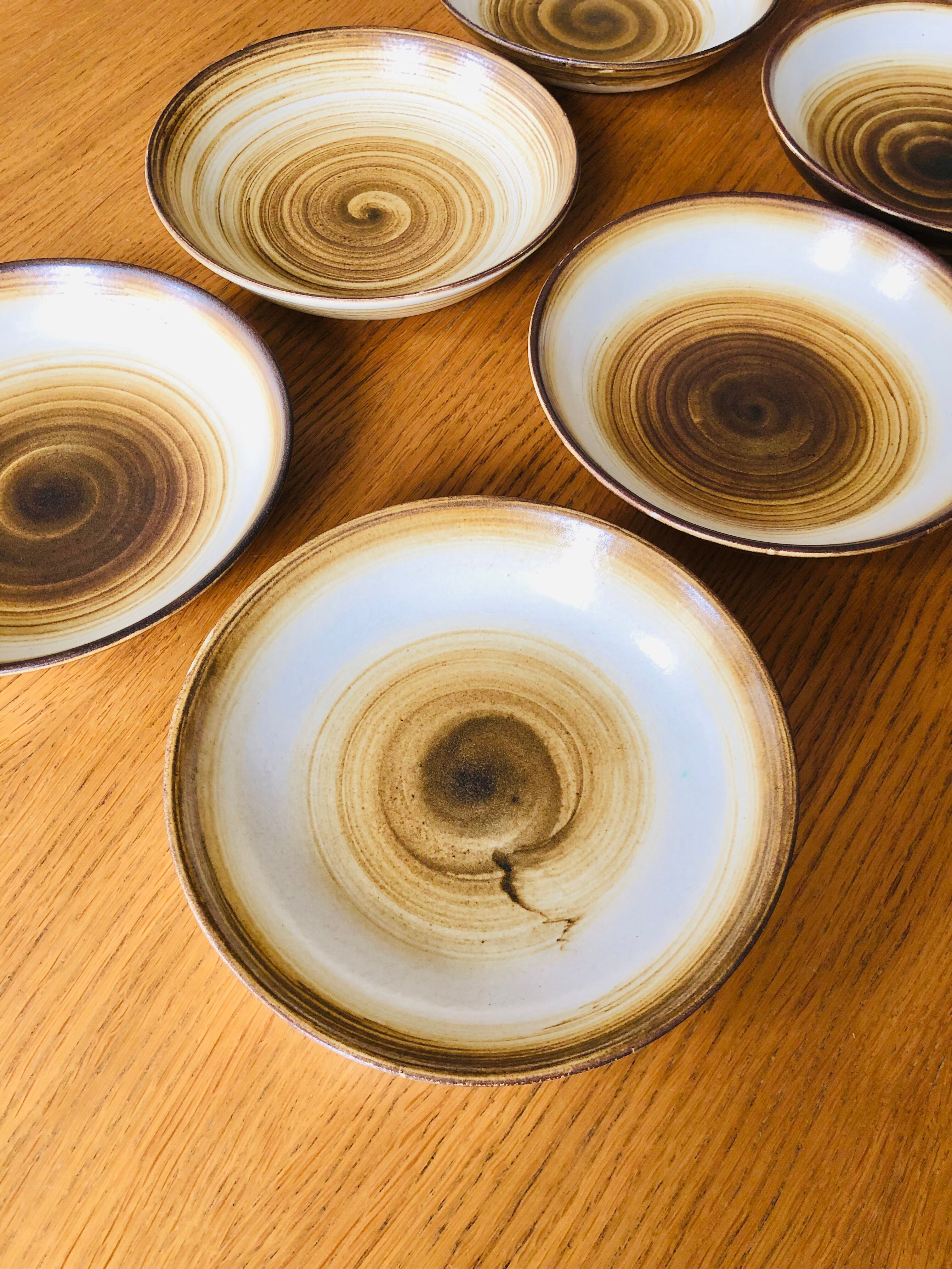 Set of six hollow plates in Longchamp sandstone