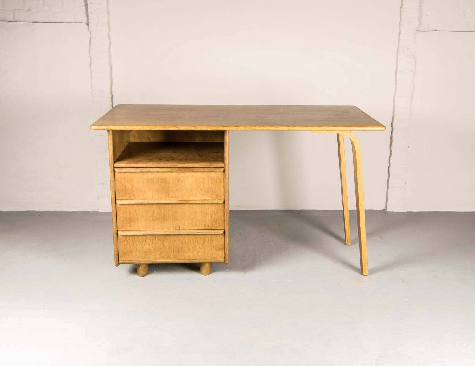 Cees Braakman Dutch Design EE02 Oak Desk for Pastoe. The Netherlands, 1950s