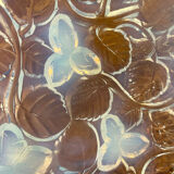 Opalescent glass cup "Les noisettes" Art Deco, André Delatte