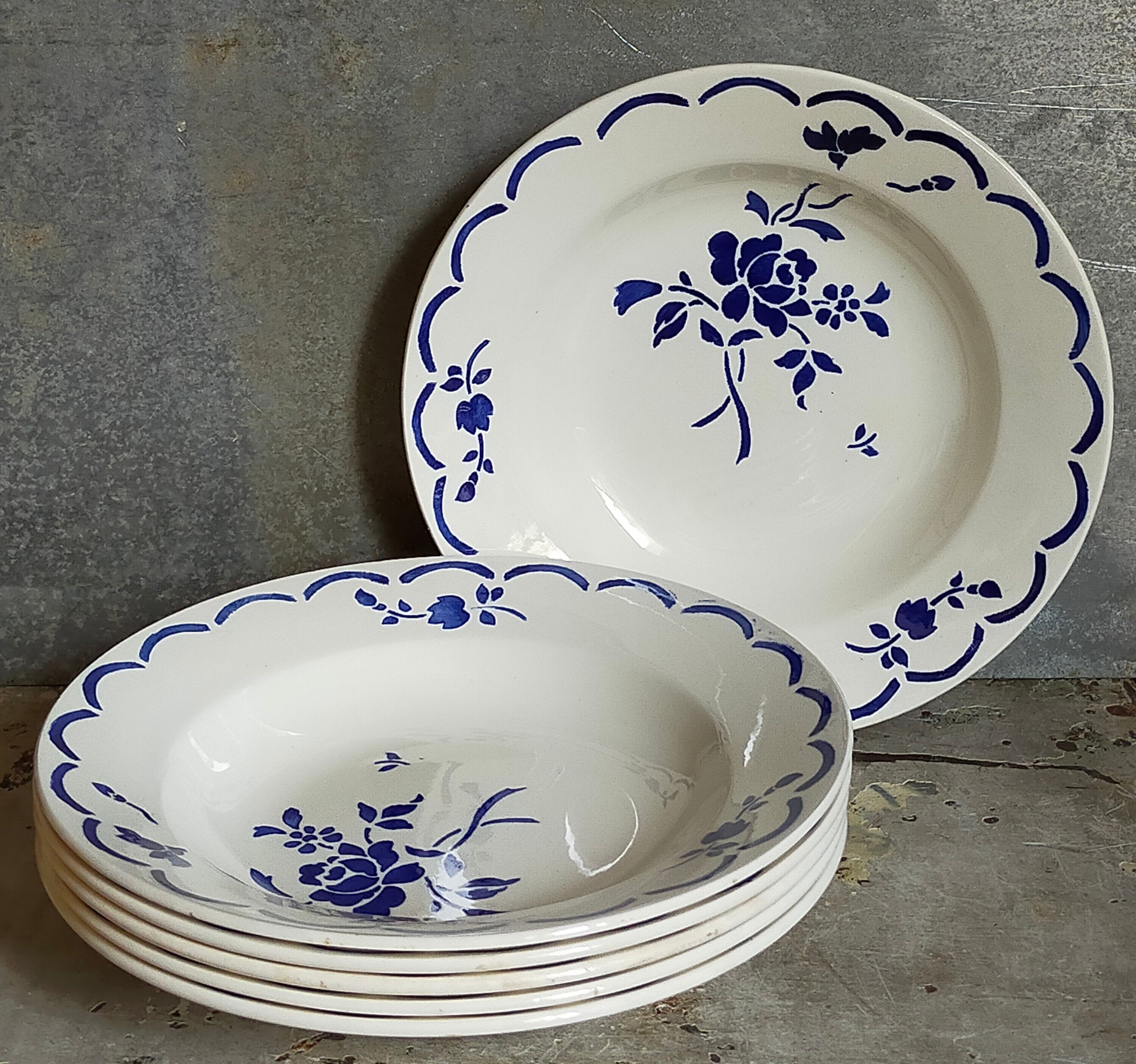 Six "grandma" plates of gien with blue flowers
