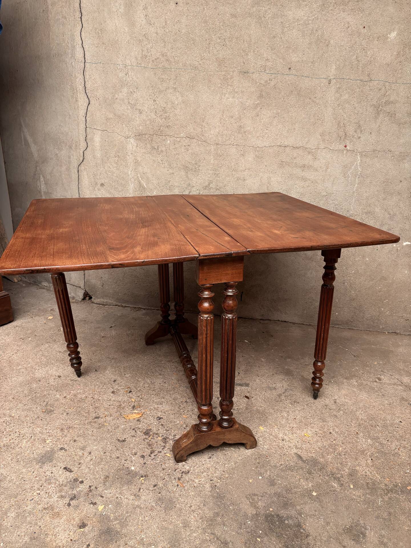 Extensible Napoleon III gateleg table