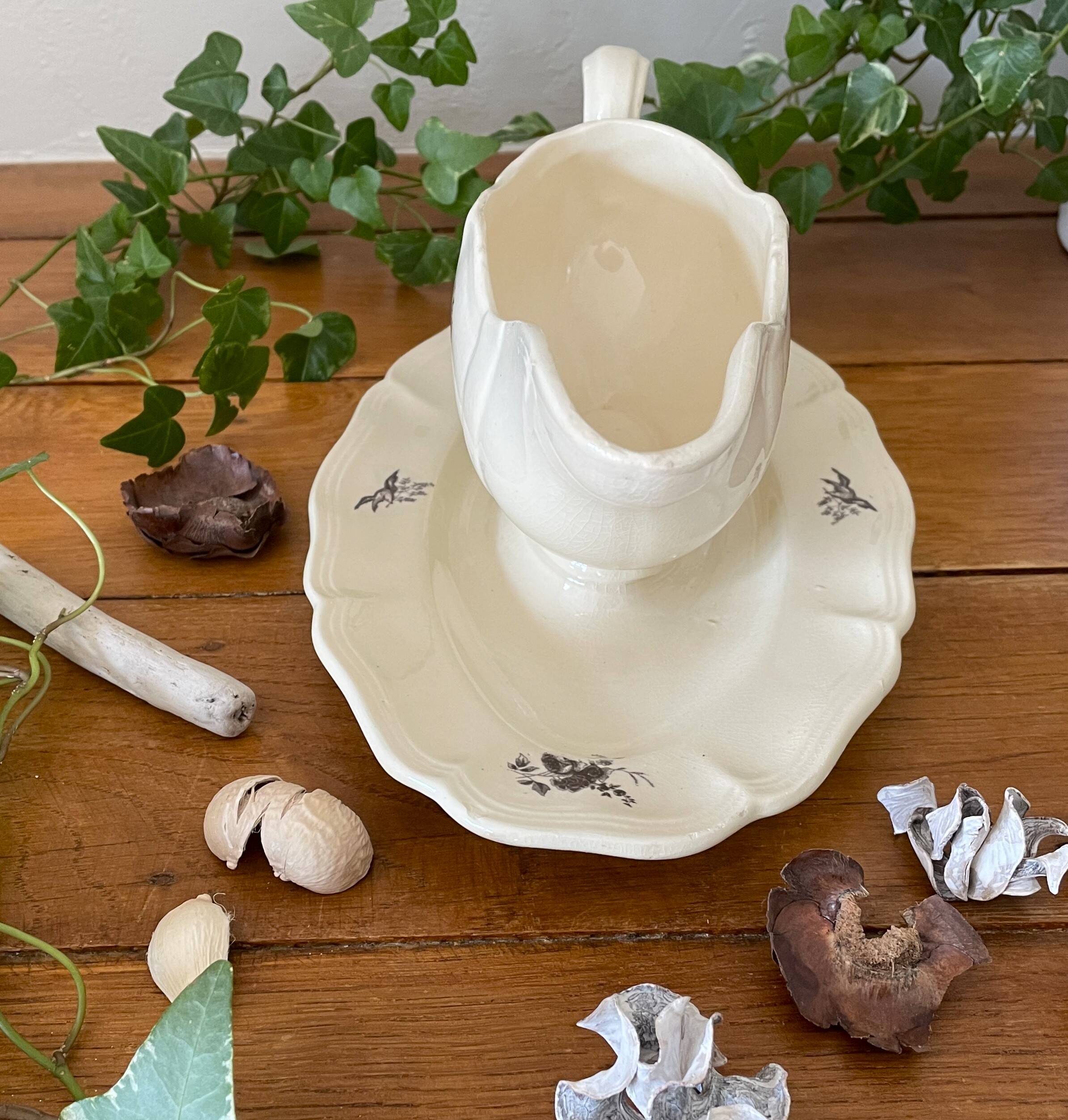 Antique sauce boat in Sarreguemines earthenware.