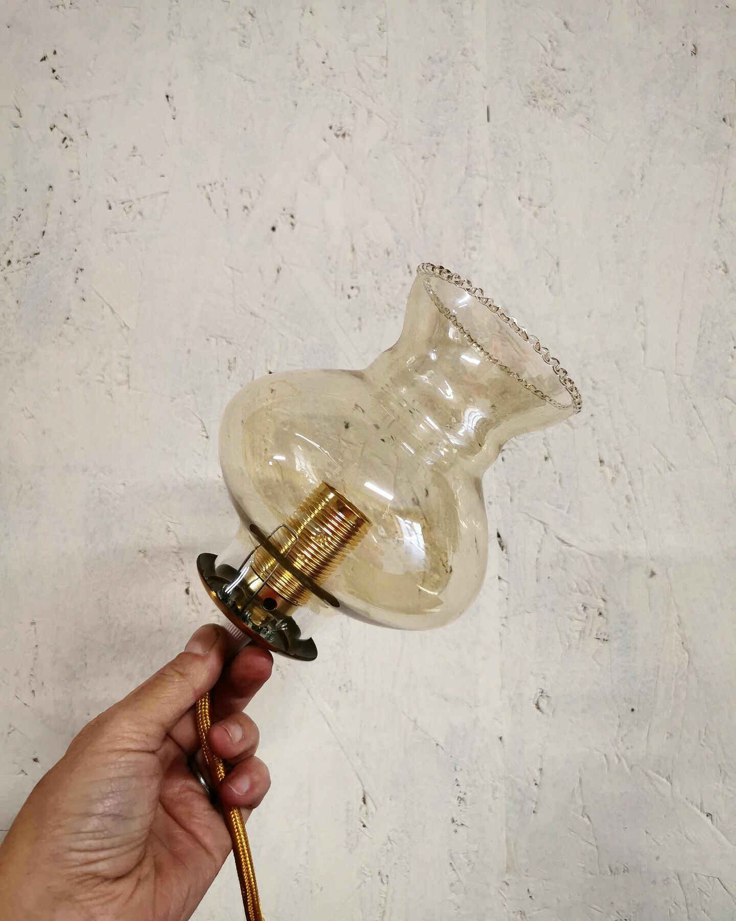 Vintage globe suspension hand lamp