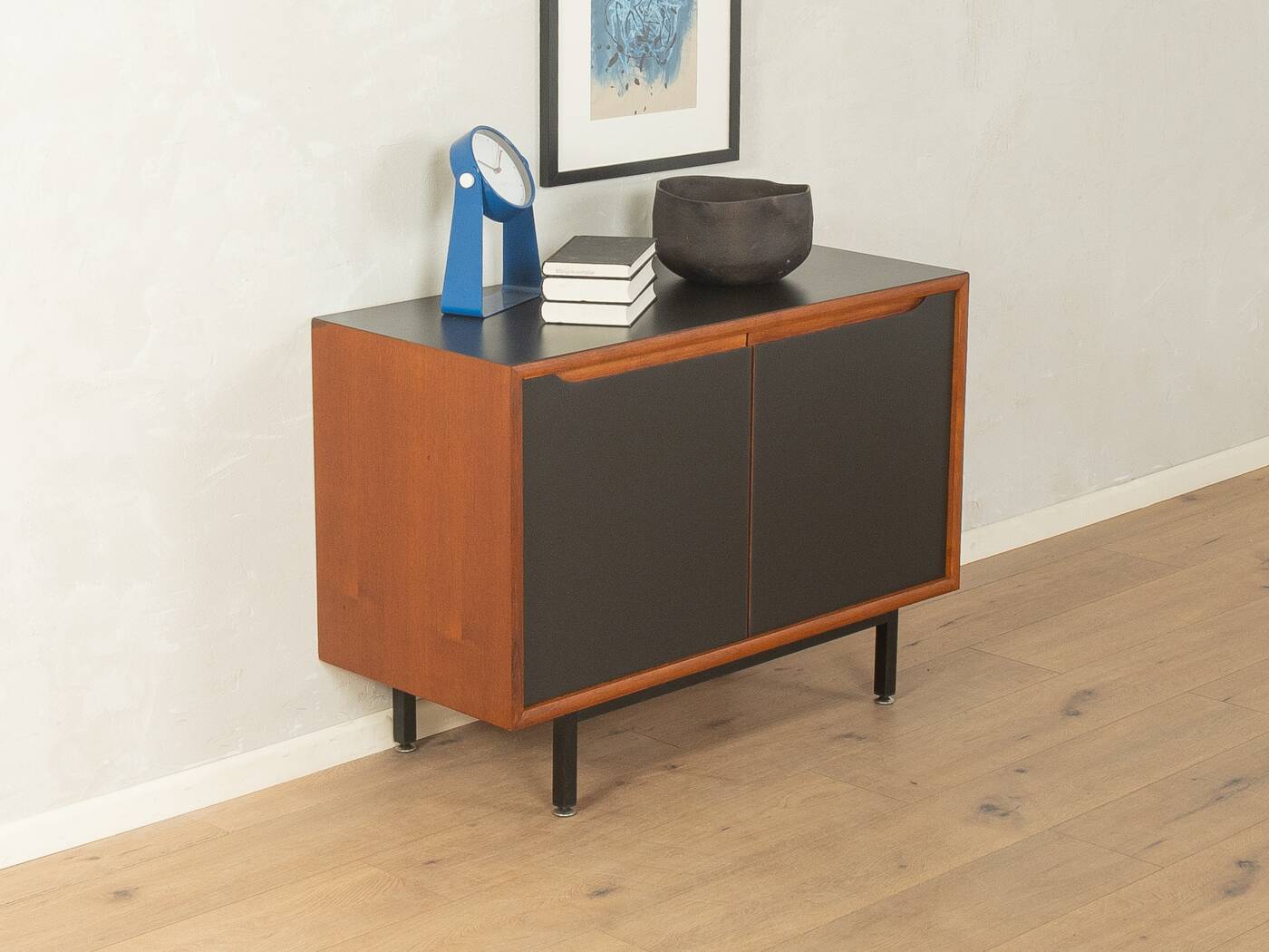 Buffet classique des années 1960 avec des portes en HPL noir et un placage en teck.