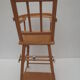 chaise haute de poupée à barreaux , bois clair