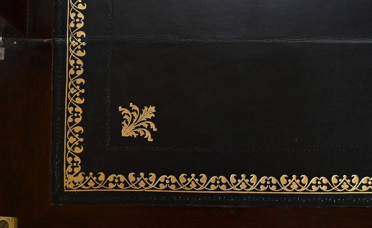 Small Rosewood Display Cabinet – Part 2 of the 19th Century