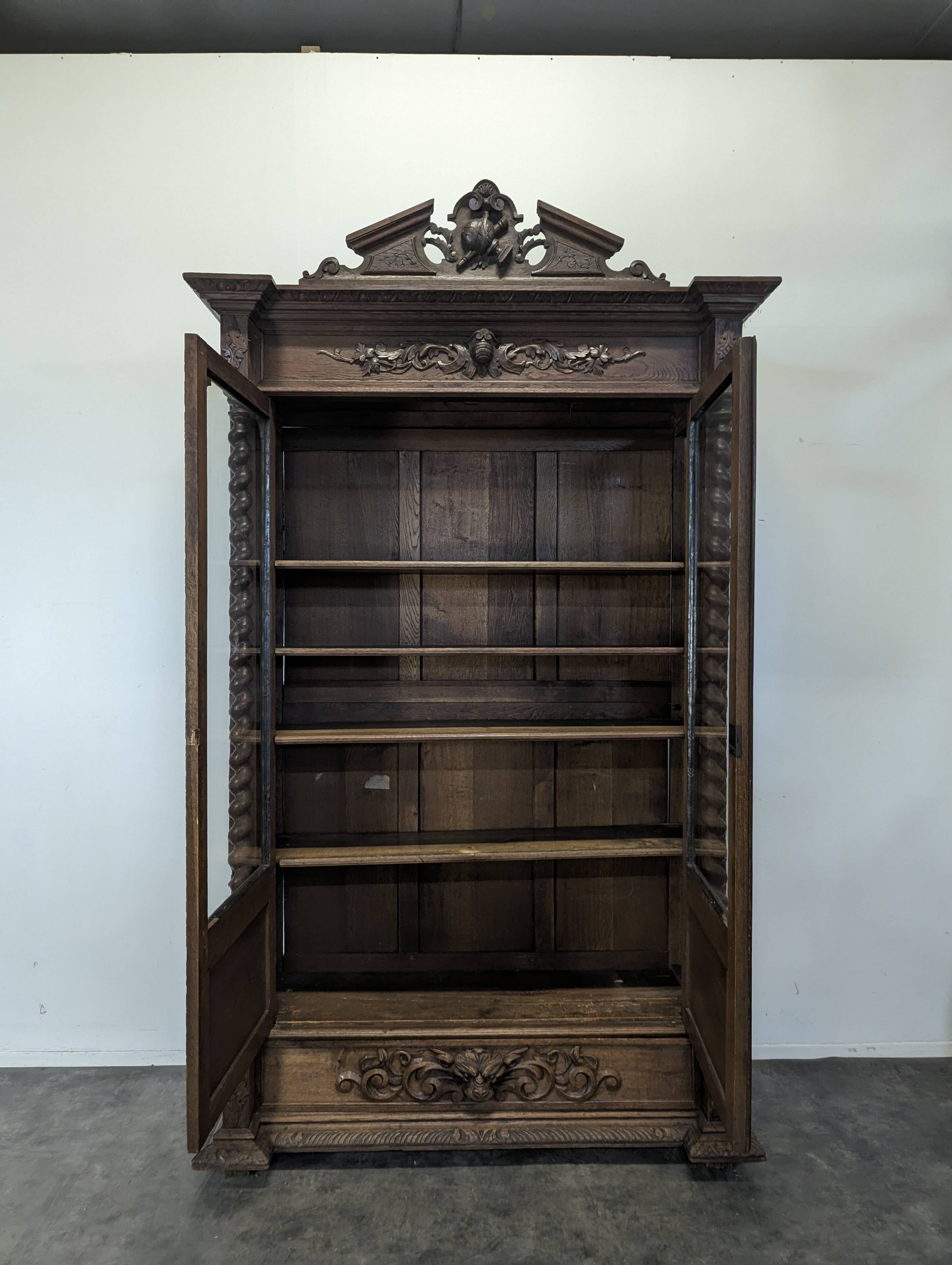Bibliothèque vitrée de style Louis XIII en chêne