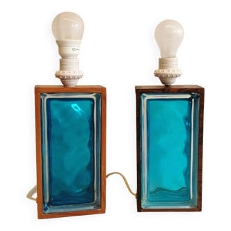 Deux lampes de table suédoises en verre bleu pressé massif et "cadre" en bois de teck.