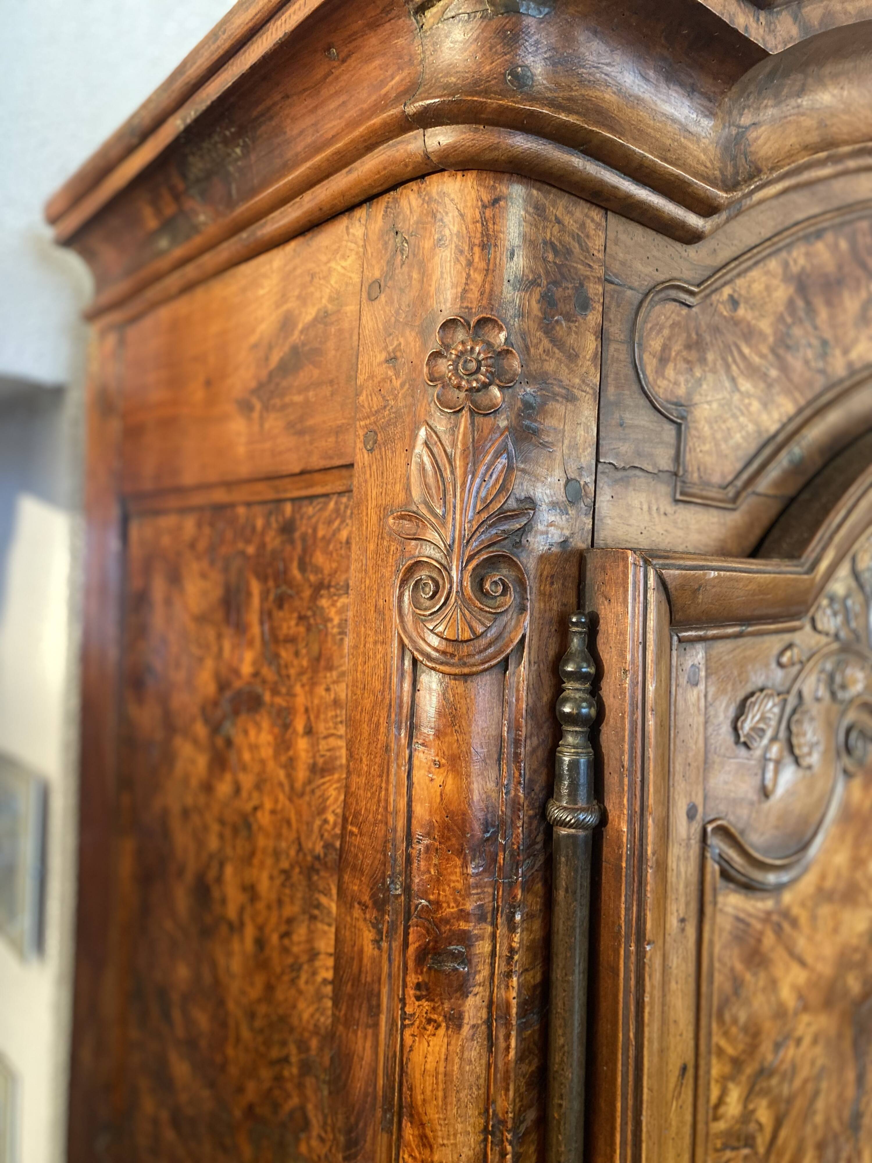 Bressane wardrobe with arched cornice, walnut and fresne magnifying glass.