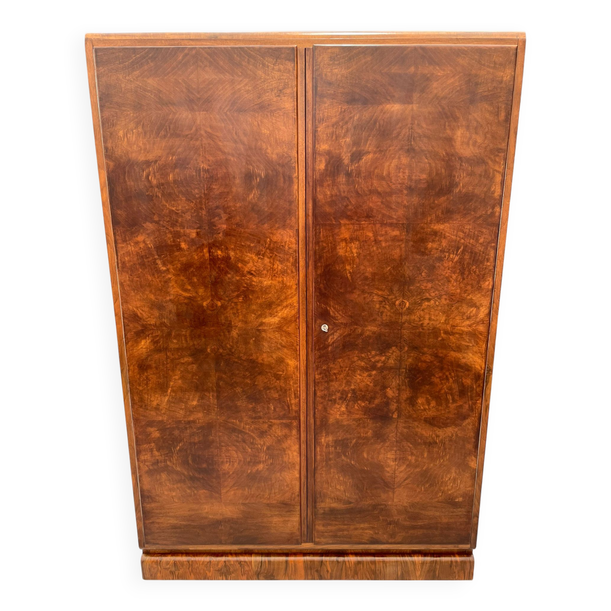 Armoire en placage de noyer restaurée d'influence Art Déco, années 1930