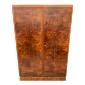 Armoire en placage de noyer restaurée d'influence Art Déco, années 1930