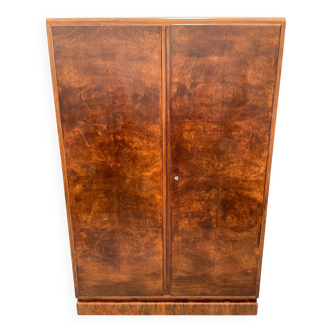 Armoire en placage de noyer restaurée d'influence Art Déco, années 1930