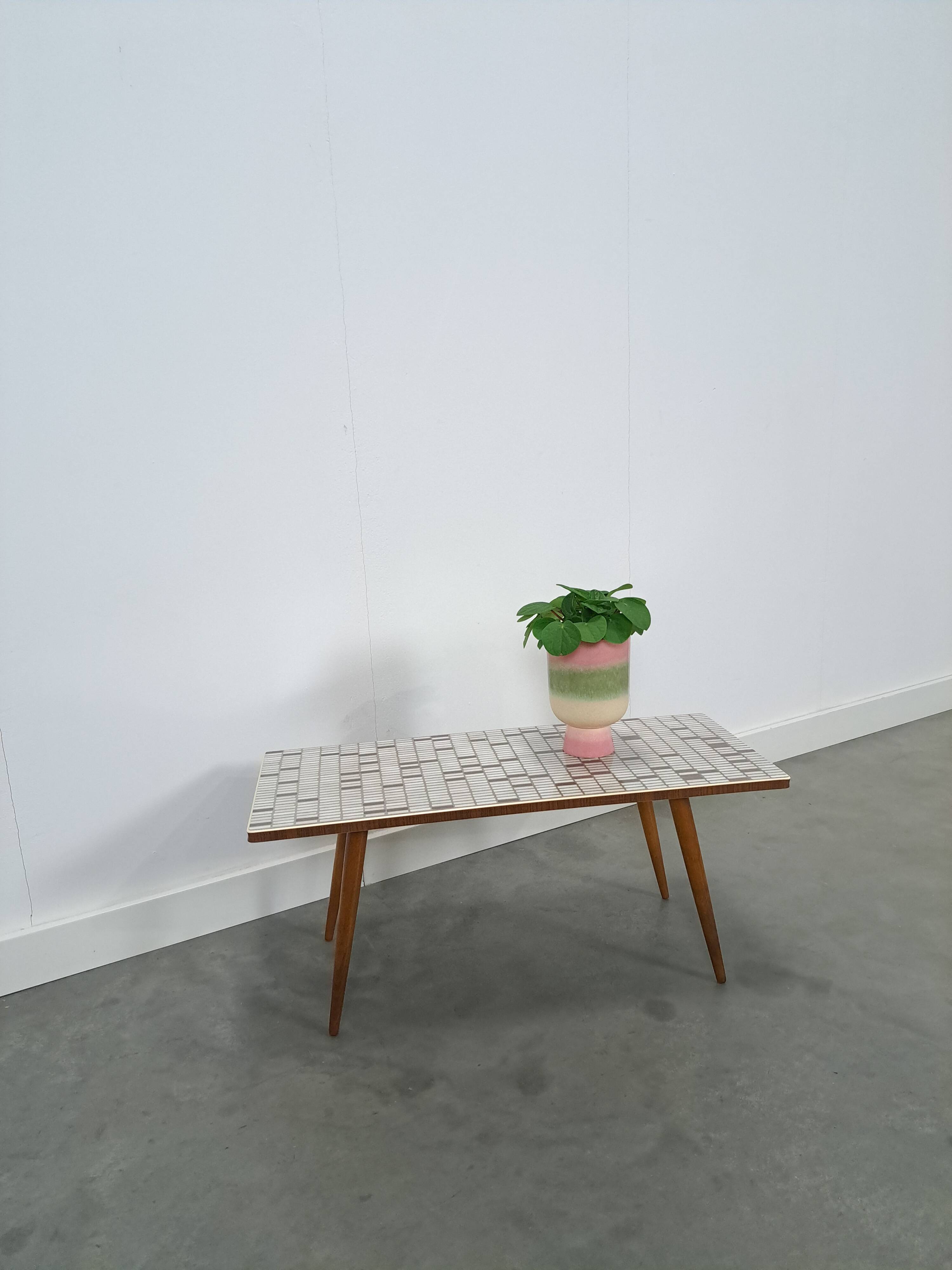 Formica bijzettafel Opal met houten poten, plantentafel