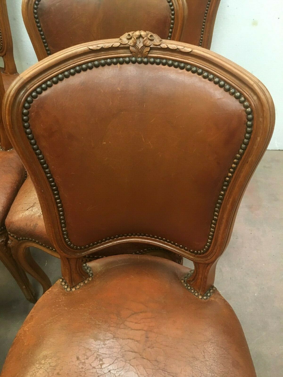 Suite de six chaises en noyer avec assises cuir, style Louis XV
