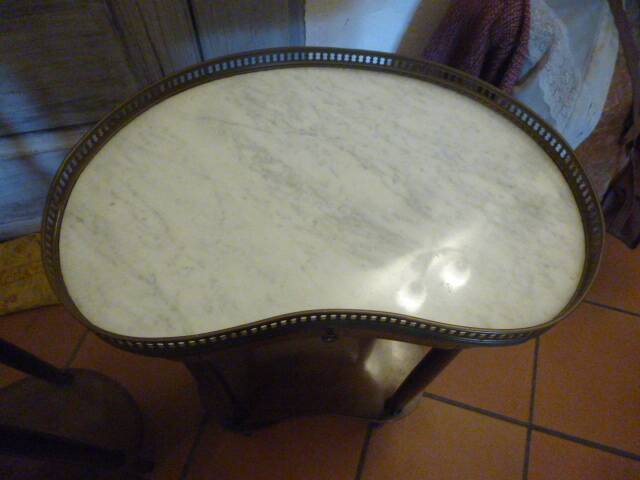 Pair of Antique Louis XVI Style Bean-Shaped Bedside Tables - Marble Top