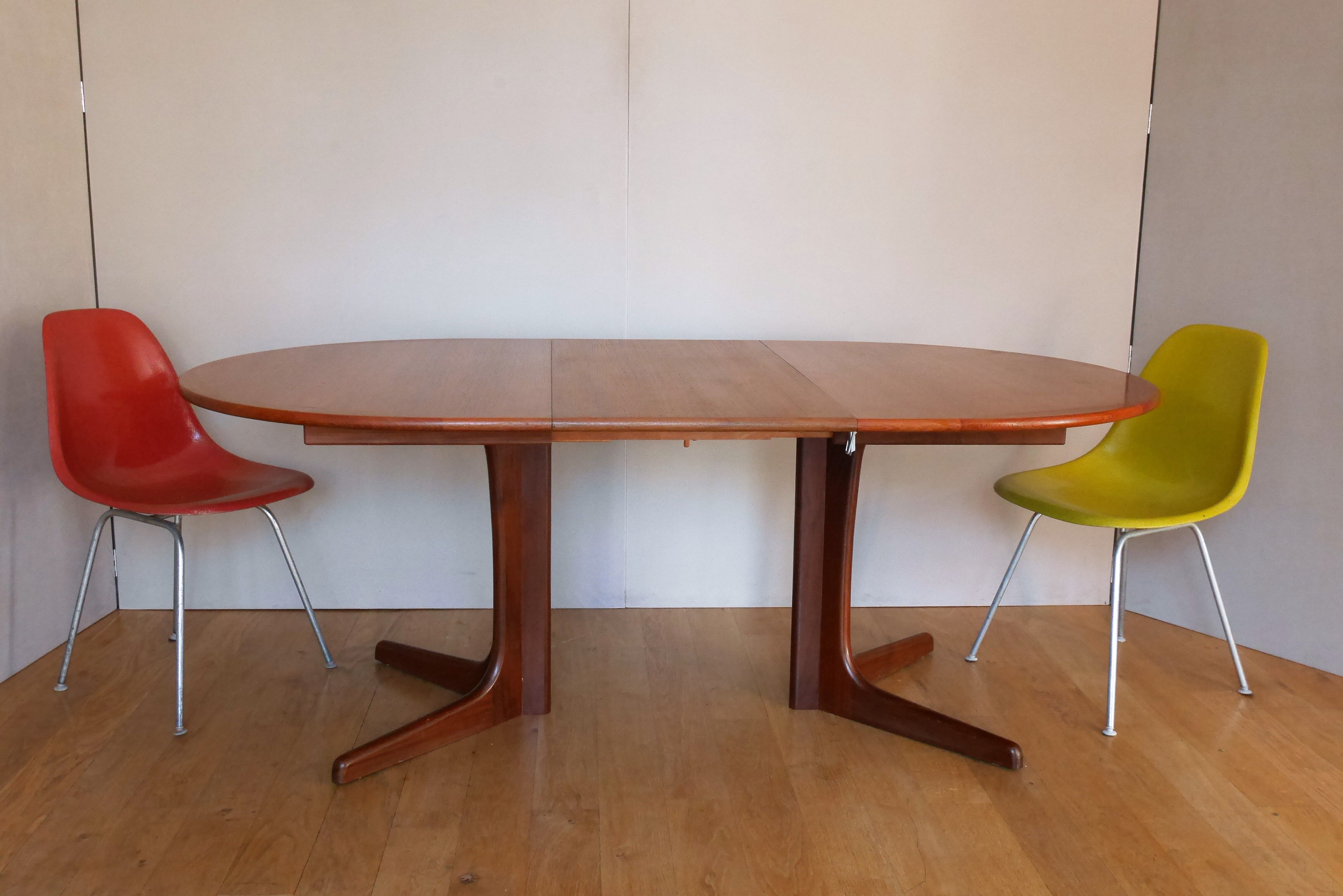 Scandinavian oval table in teak 2 60s extensions