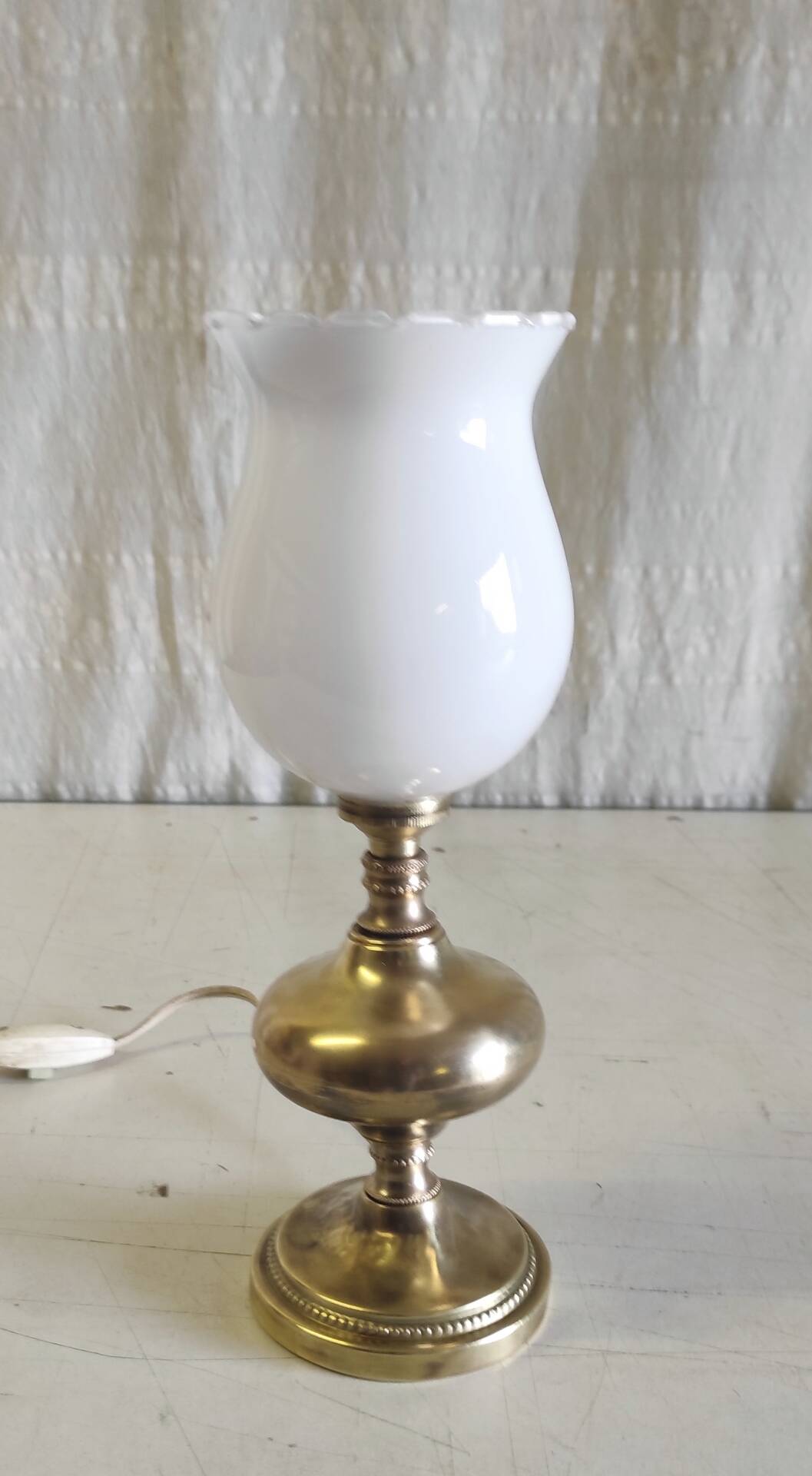 Table lamp in gilded brass and opaline globe - mid 20th century.