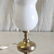 Lampe à poser en laiton doré et globe opaline - mid. XXeme