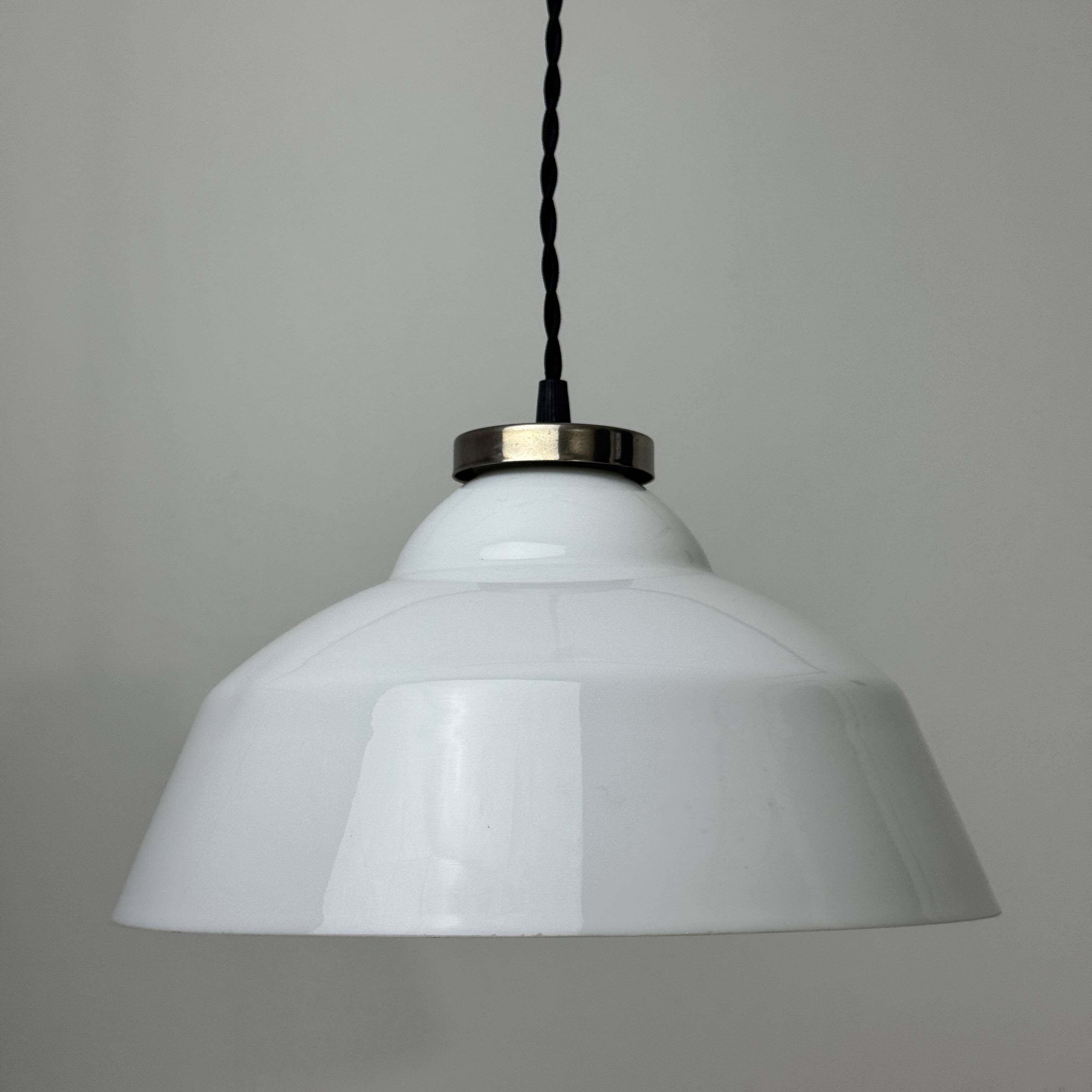 Ancienne suspension en opaline 30 cm vintage
