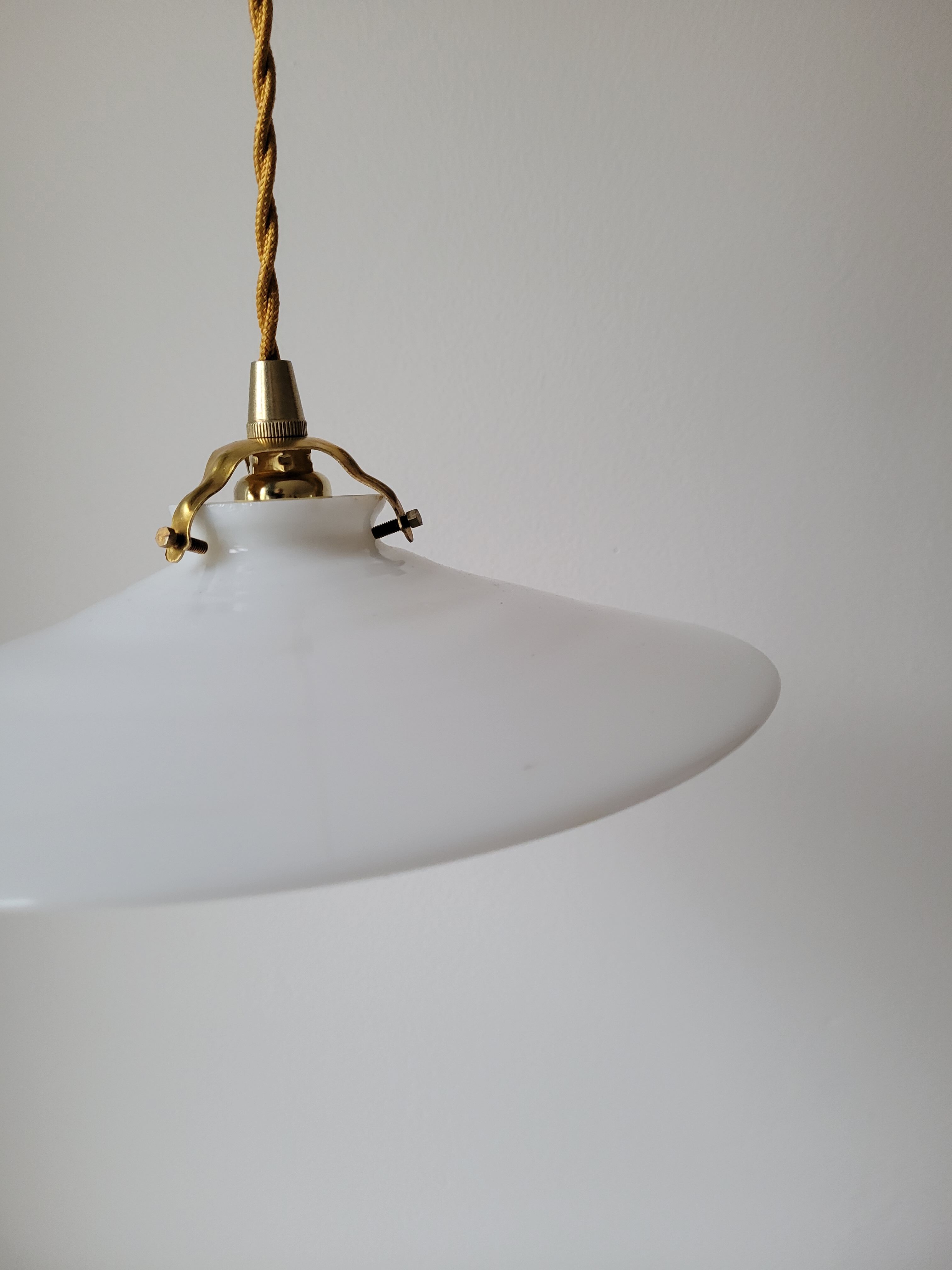 White opaline suspension