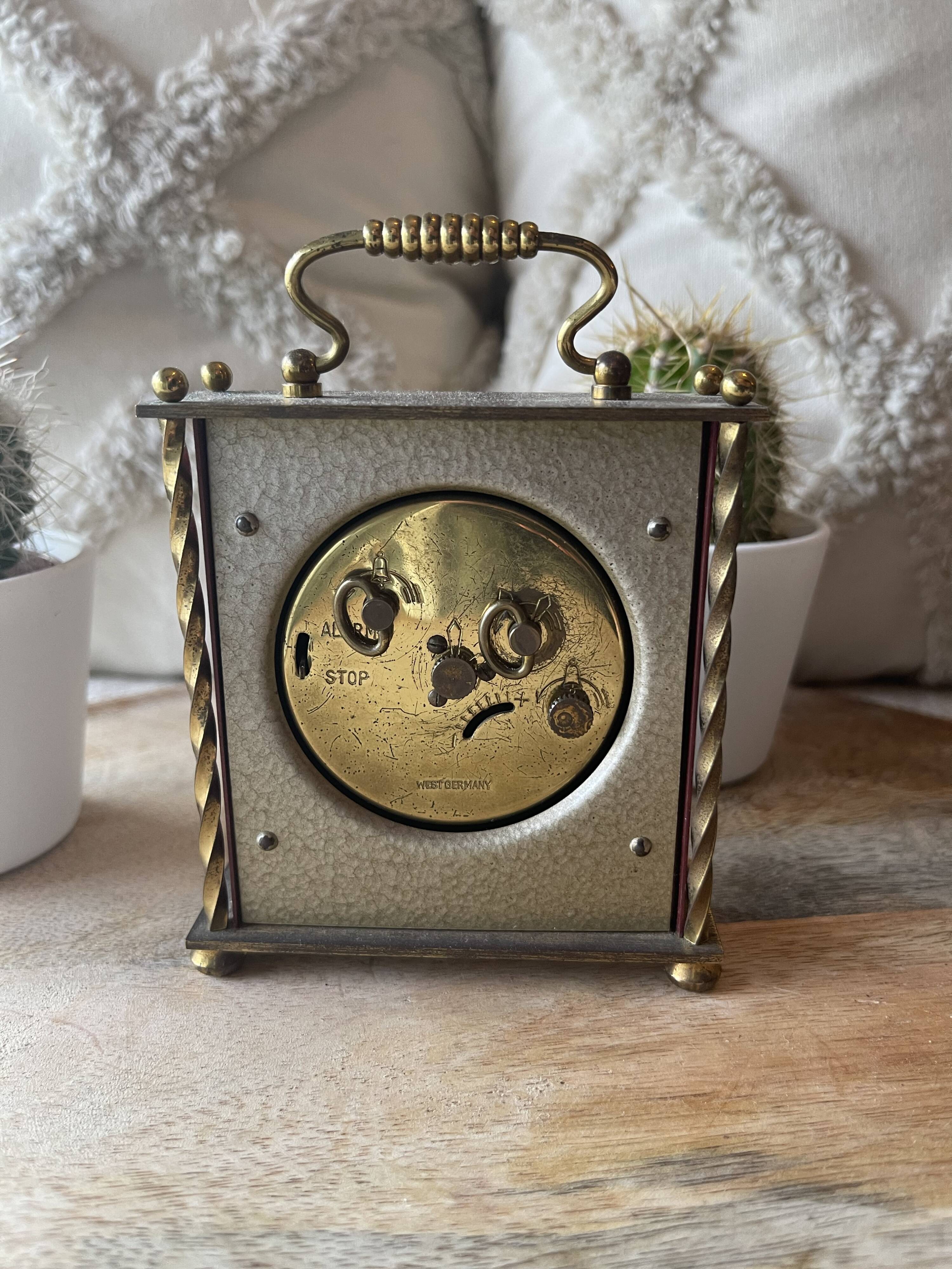 Old alarm clock to go back year 60 blessing west Germany in wood and metal