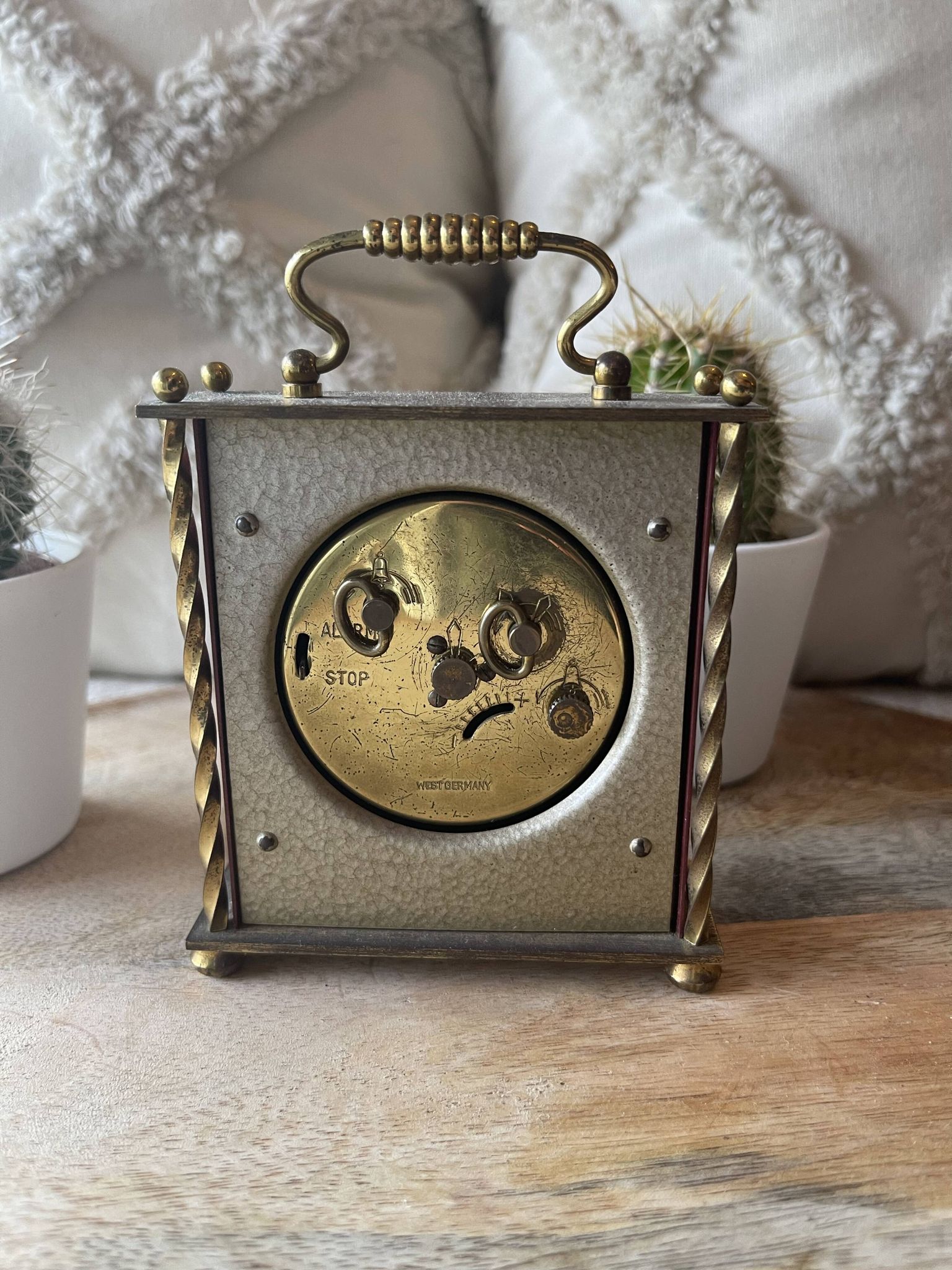 Old alarm clock to go back year 60 blessing west Germany in wood and metal