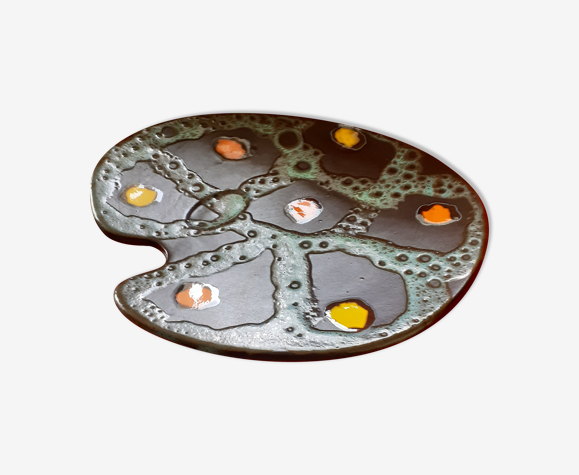 Plat en forme de palette à fond noir des annèes 1960