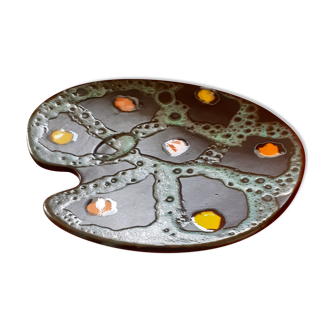 Dish in the form of a palette with a black background. From the 1960s.