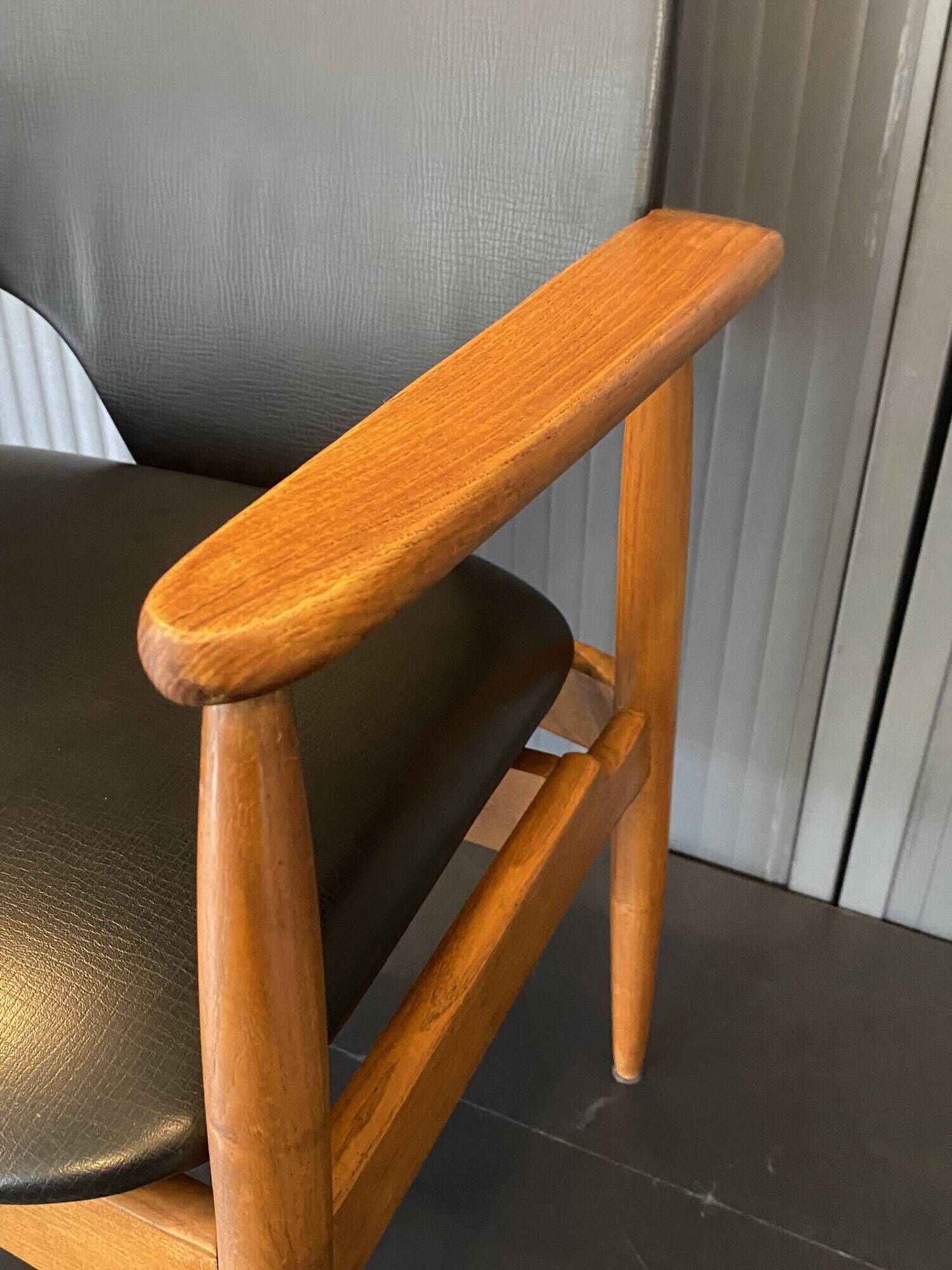 A Scandinavian teak skai chair from the 1960s for a vintage desk table.