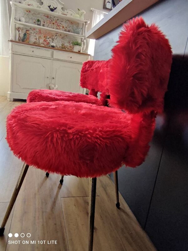 Paire de chaises moumoute rouge cardinal authentiques années 60