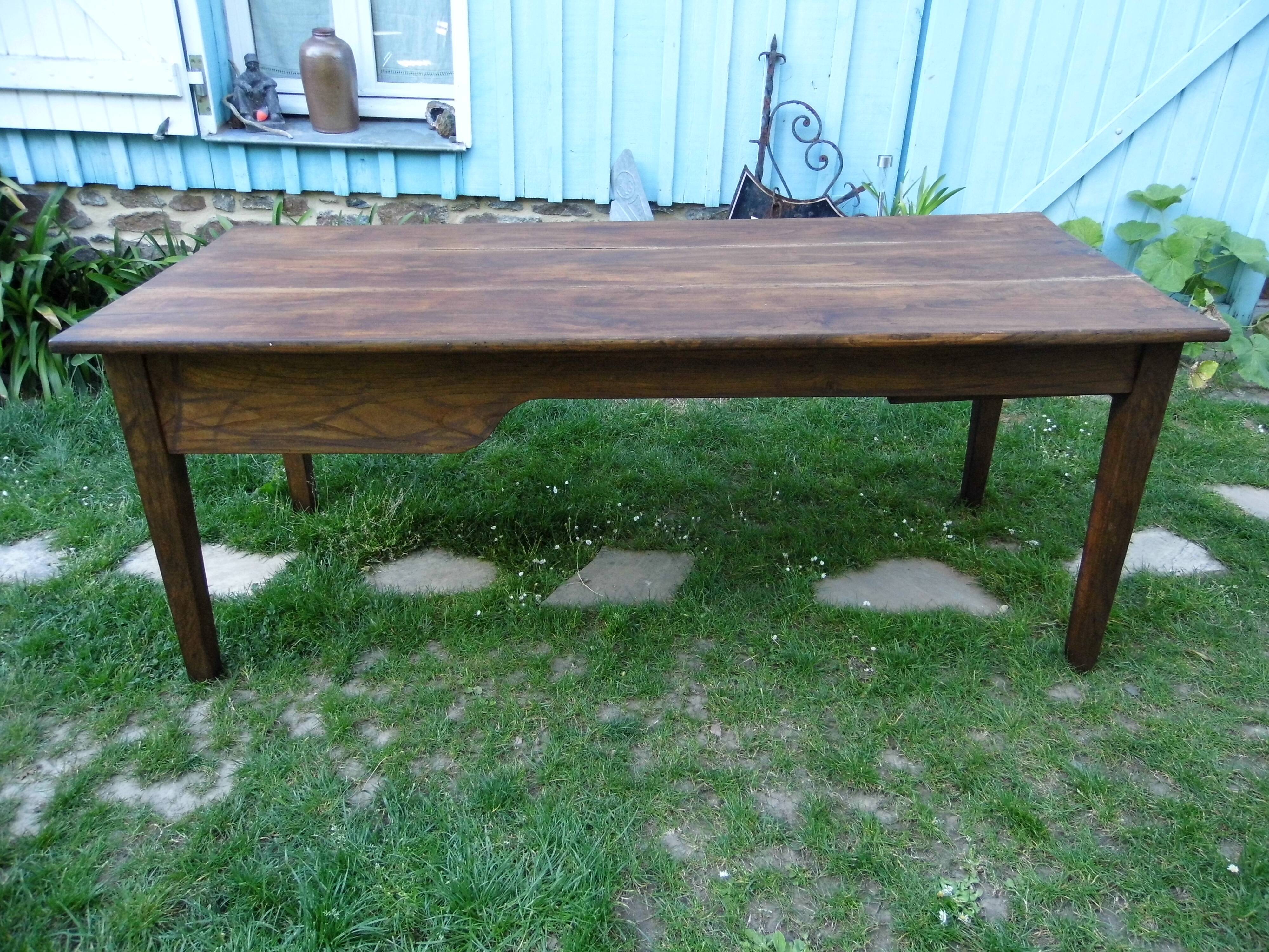 Farmhouse table and its two benches, chestnut, early 20th century