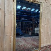 Miroir à fronton style Louis XVI en bois doré