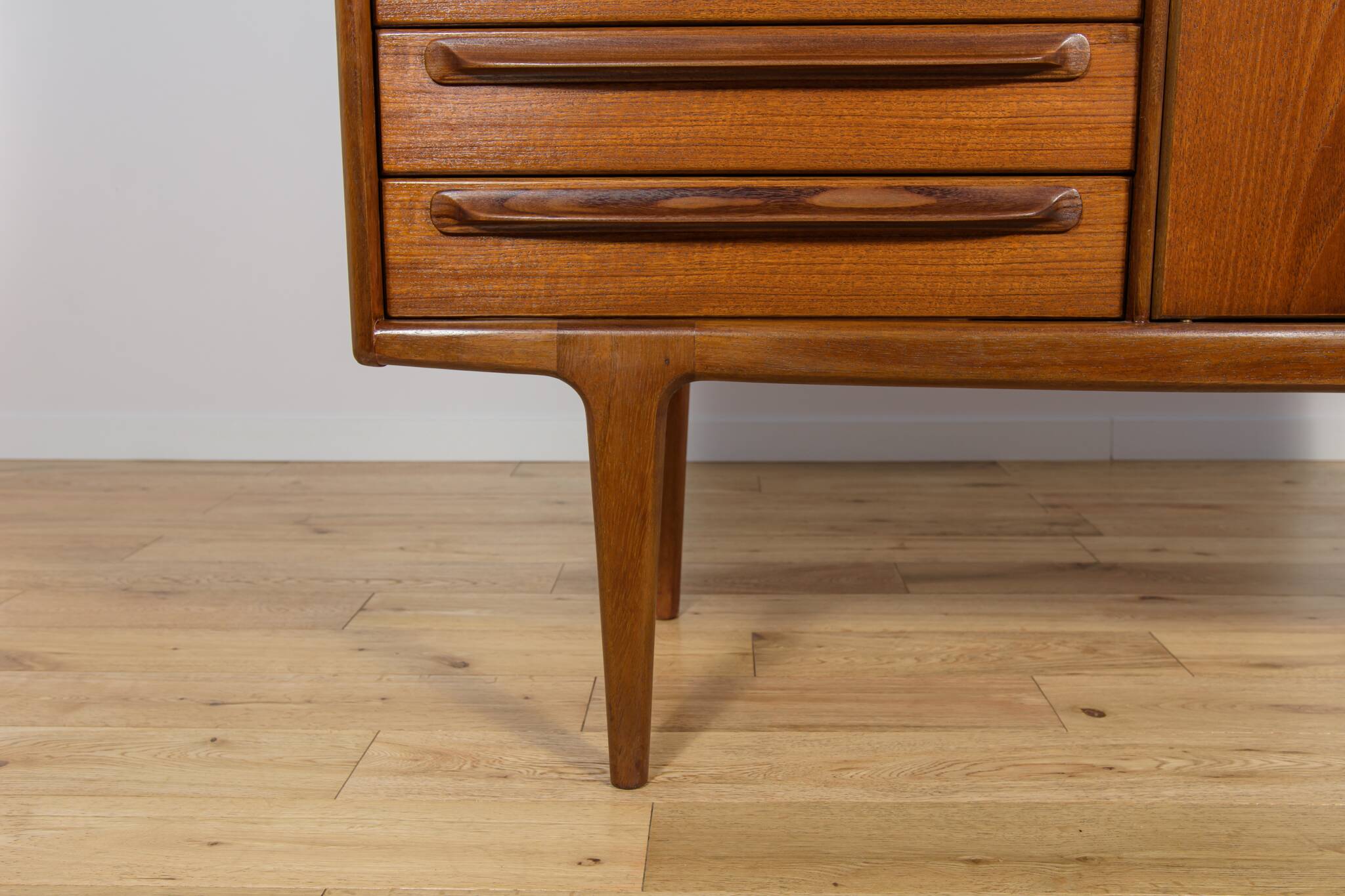 Buffet haut en teck des années 60 par John Herbert pour A. Younger Ltd.