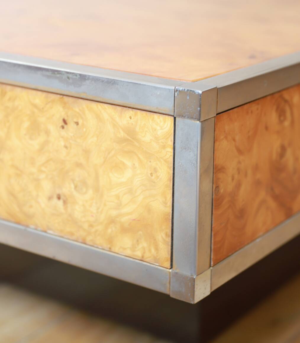 table basse en loupe d'orme avec bords chromés