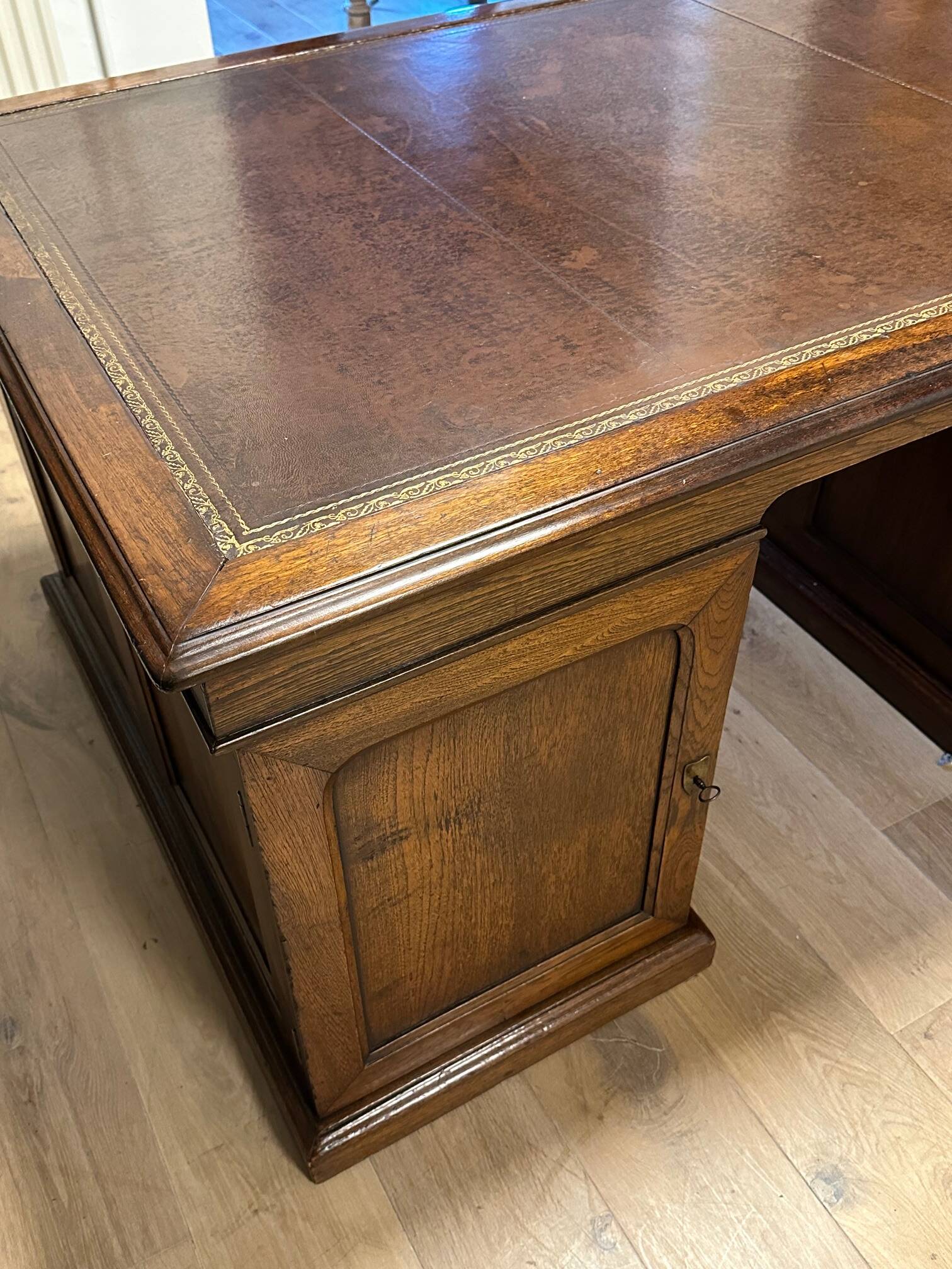 Antique English partnerdesk