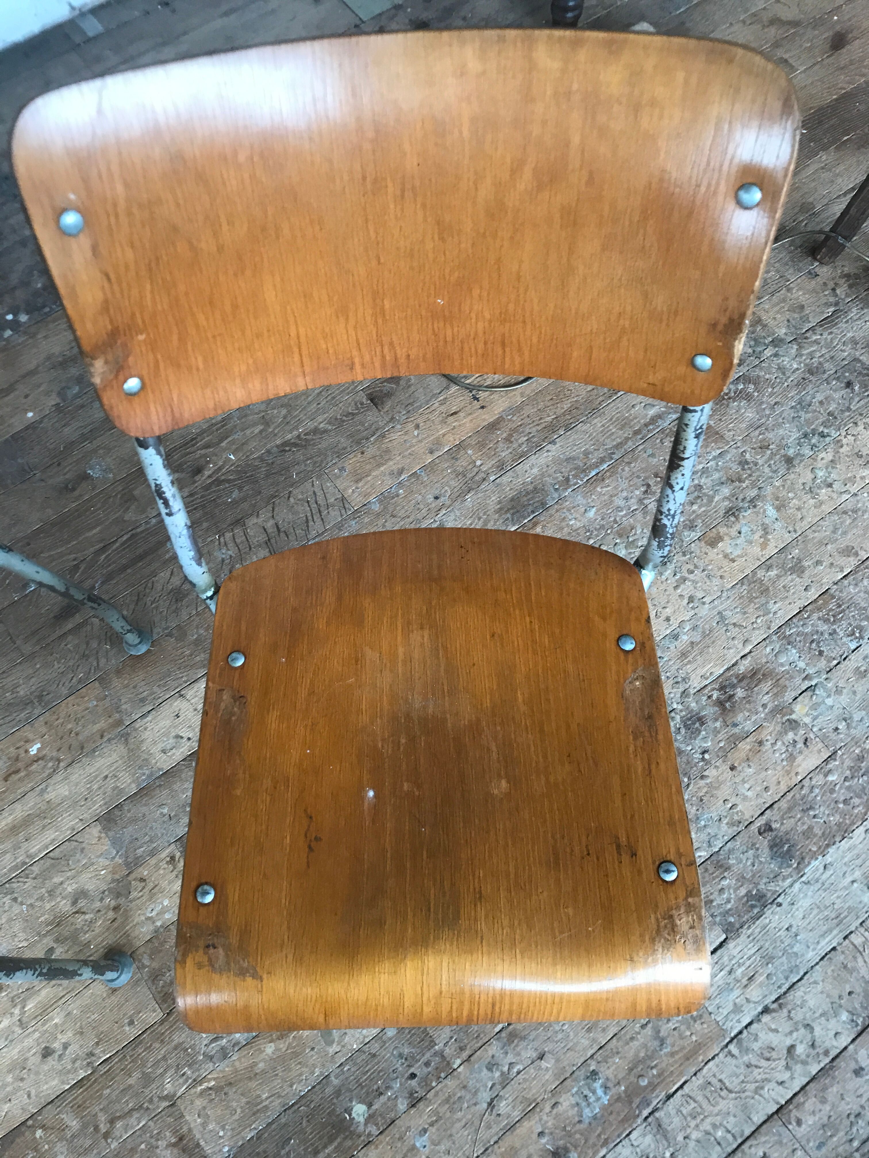 Series of 6 vintage industrial school chairs stackable 1950 thermophorized seating