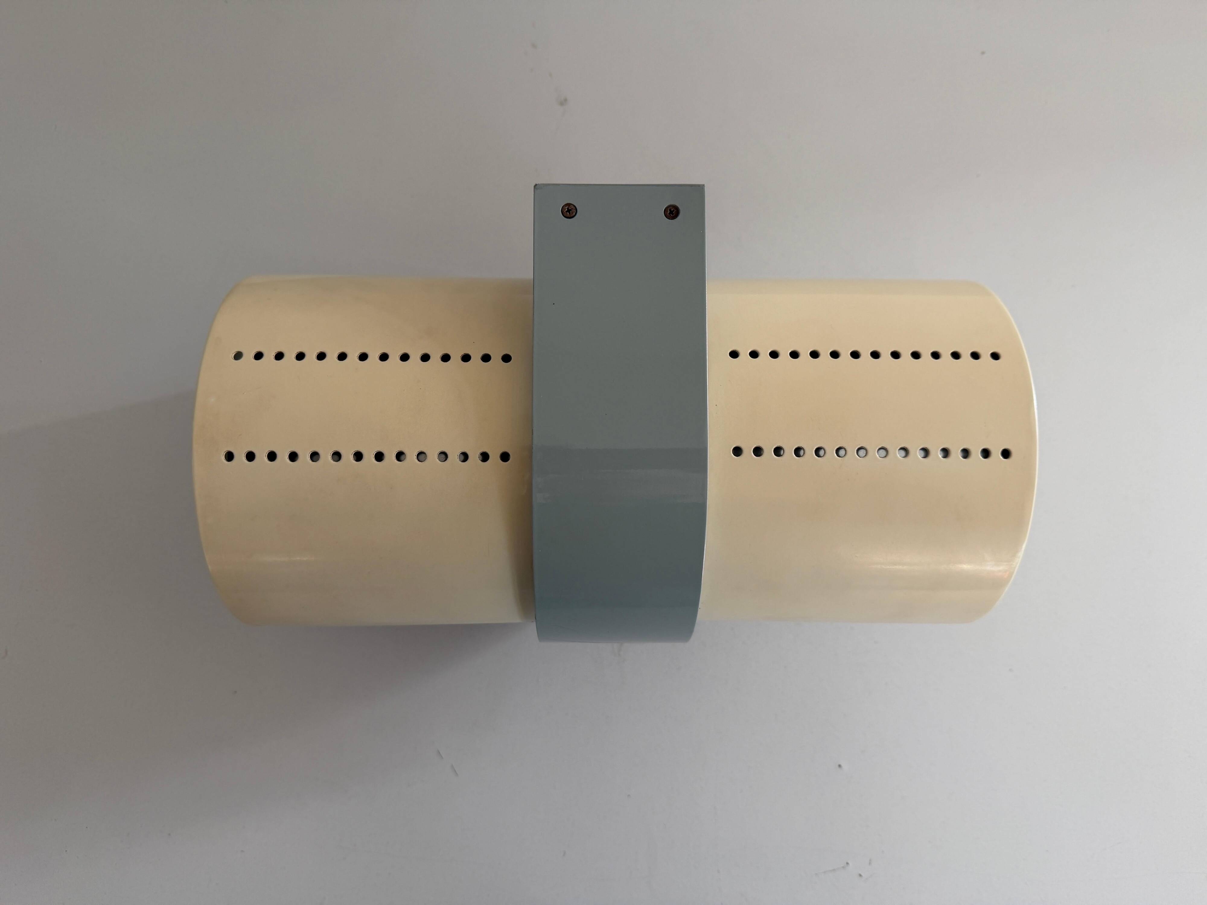Simple wall light Model No by Eric Gottein for Artemide, 1970s, Italy.