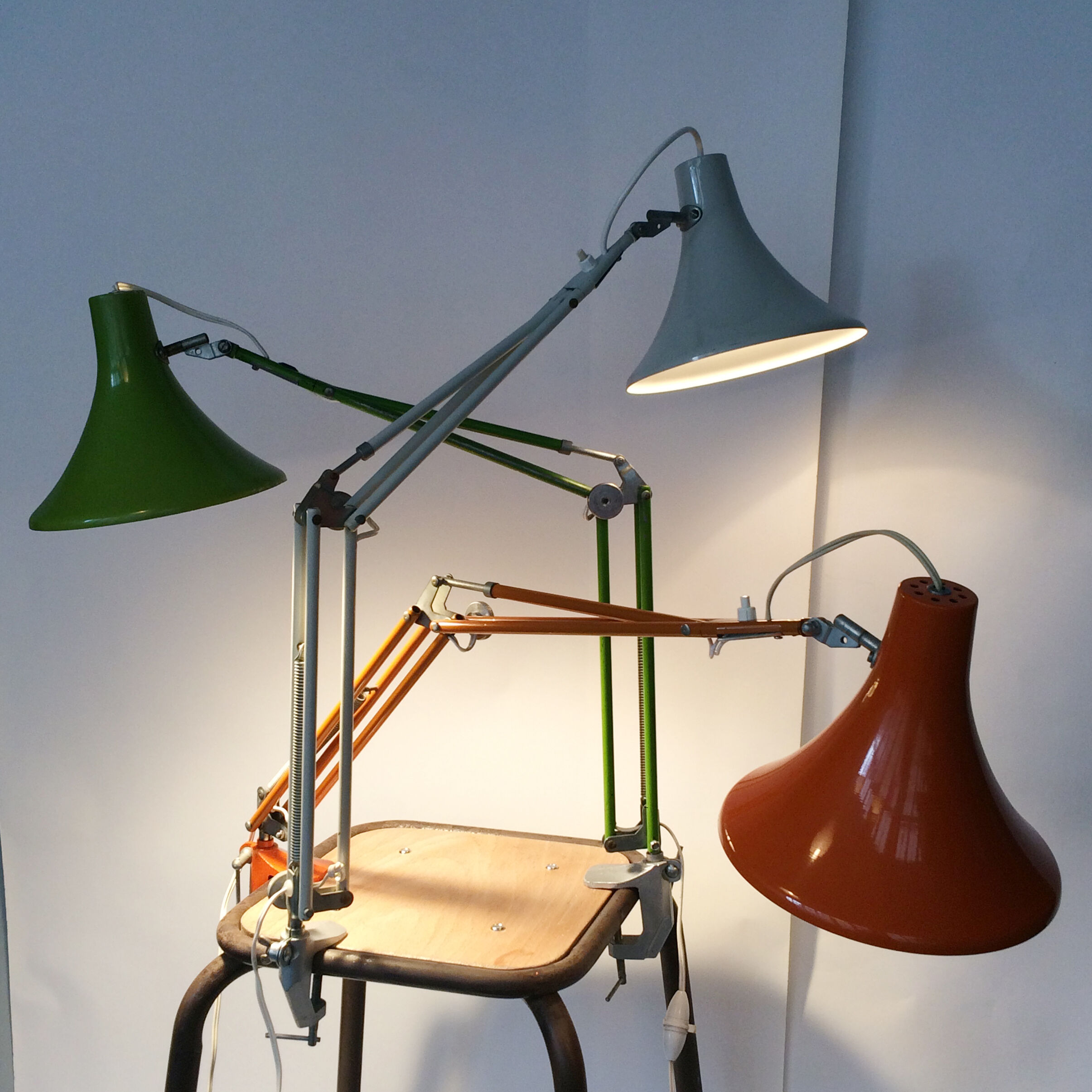 Trois lampes de bureau aux couleurs italiennes